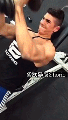 健身男模DEIU上胸部、以及胸肌中缝隙的动作